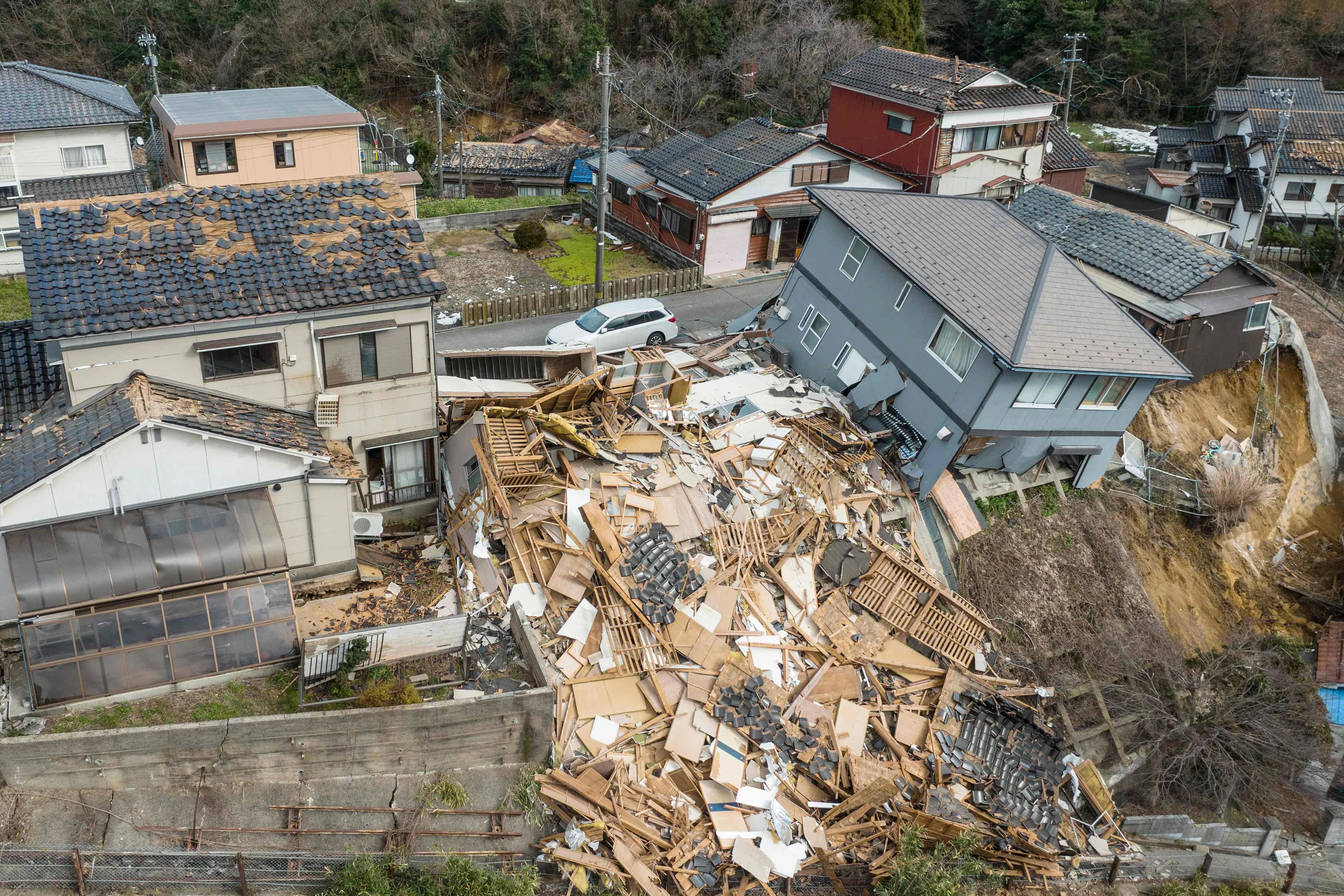 日本石川县发生地震后的第二天，石川县和岛附近街道上的房屋被破坏。（法新社）