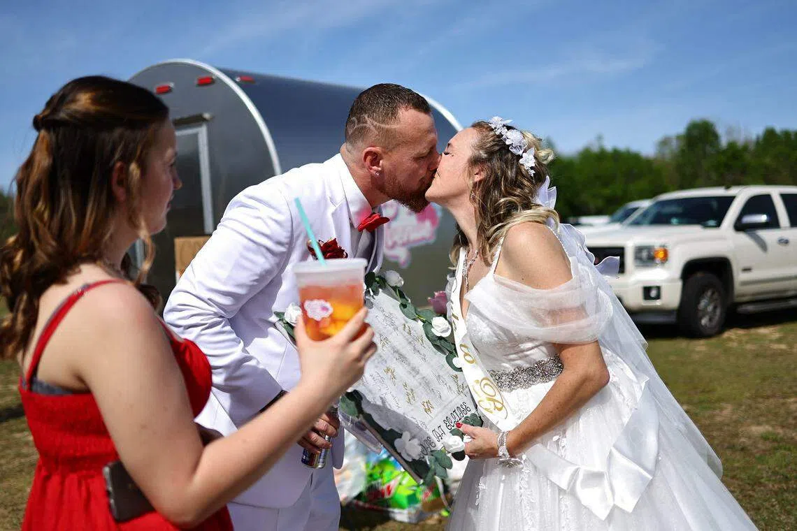 在美国阿肯色州拉塞尔维尔镇（Russelville），有近400对情侣选择在日全食发生时集体结婚。（法新社）