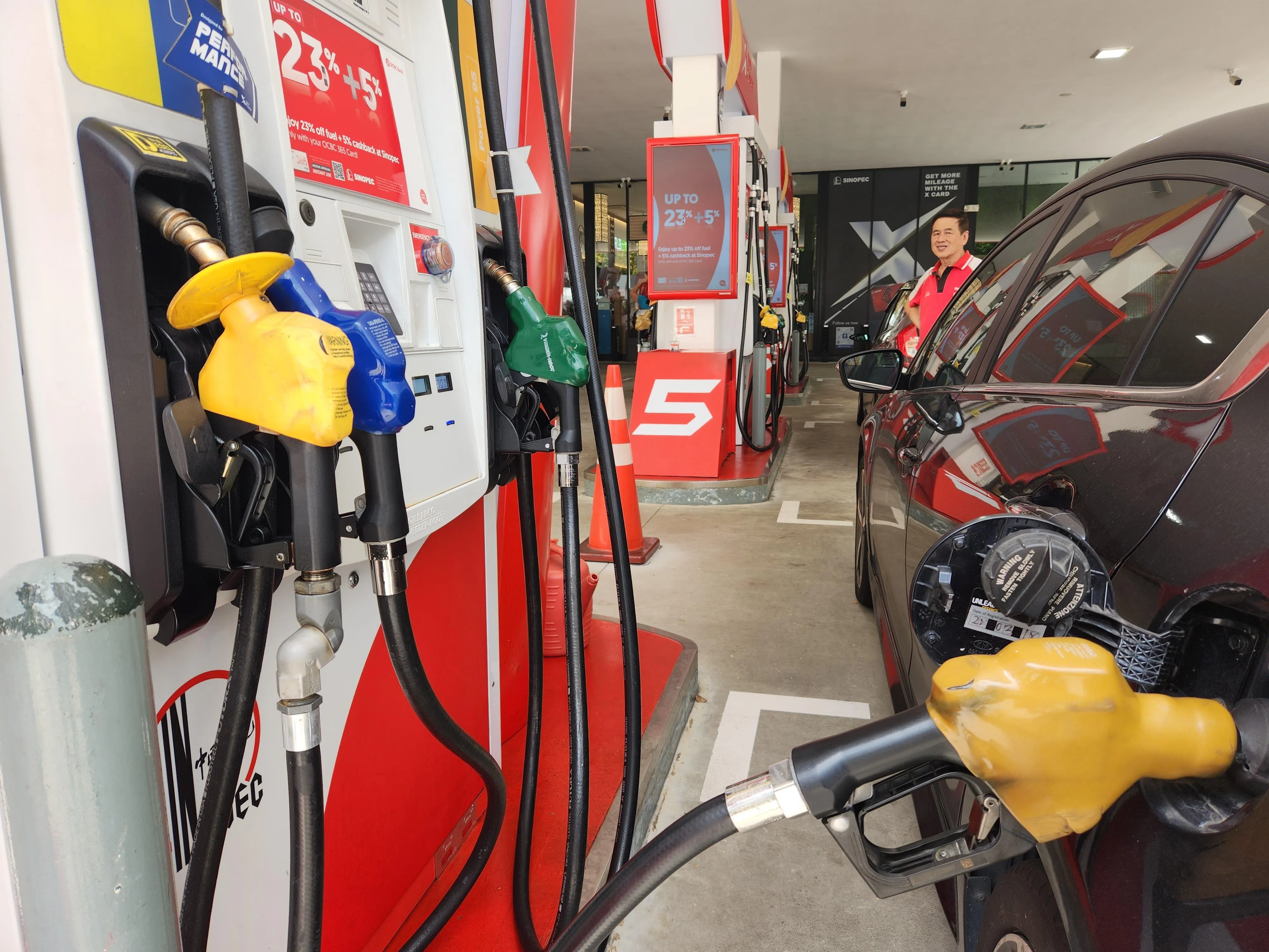 中东冲突爆发以来，本地油价持续上涨，多名议员将在国会就相关问题提问。（档案照片）