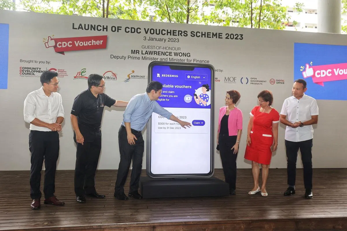 财政部长黄循财（左三）在海军部村庄为2023年社理会邻里购物券计划主持推介仪式，陪同他出席活动的包括（左起）东北区市长朱倍庆、西北区市长任梓铭、西南区市长刘燕玲、中区市长潘丽萍和东南区市长阀贺米。（萧紫薇摄）