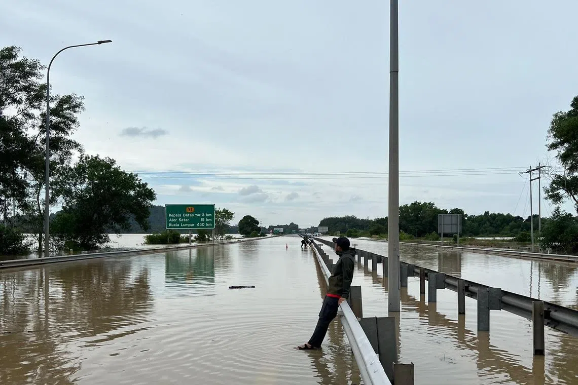 南北大道靠近吉打的路段严重积水，大道公司星期六（11月30日）关闭了受影响的路段，驾驶人士受促使用替代路线前往目的地。（马新社）