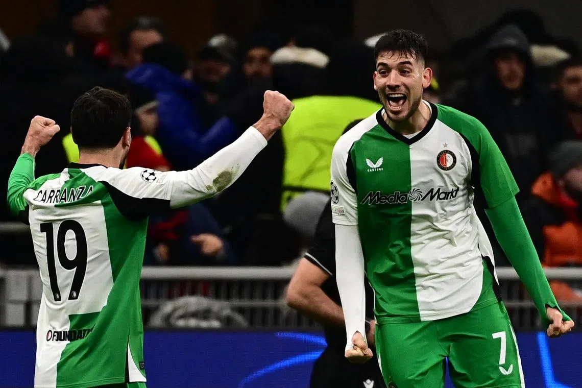 替补上场的前锋卡拉萨（右）在第73分钟为飞燕诺头槌攻入制胜球。（法新社）