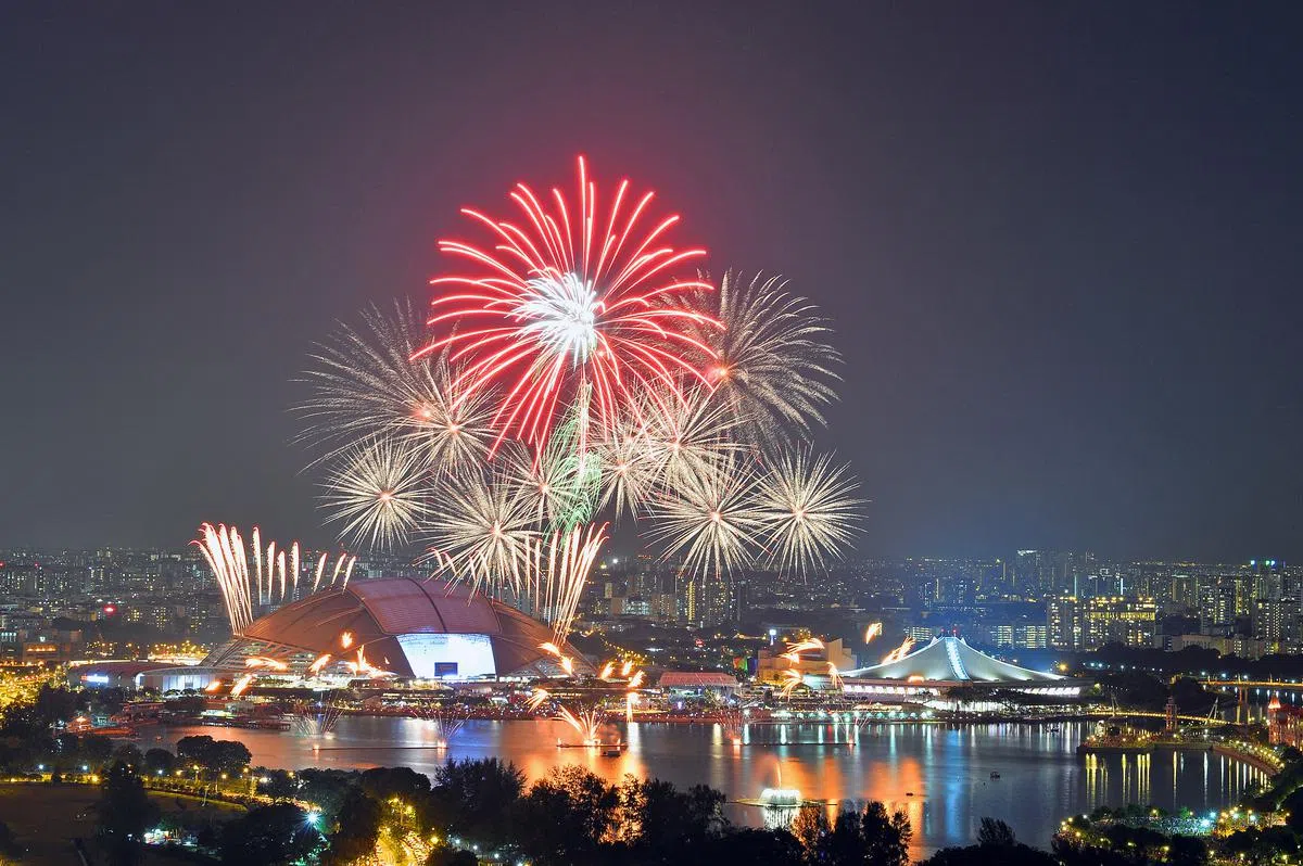 2016年8月国庆庆典当天，国家体育场屋顶灯光系统出问题，新加坡国旗彩灯没能亮起来。（海峡时报）