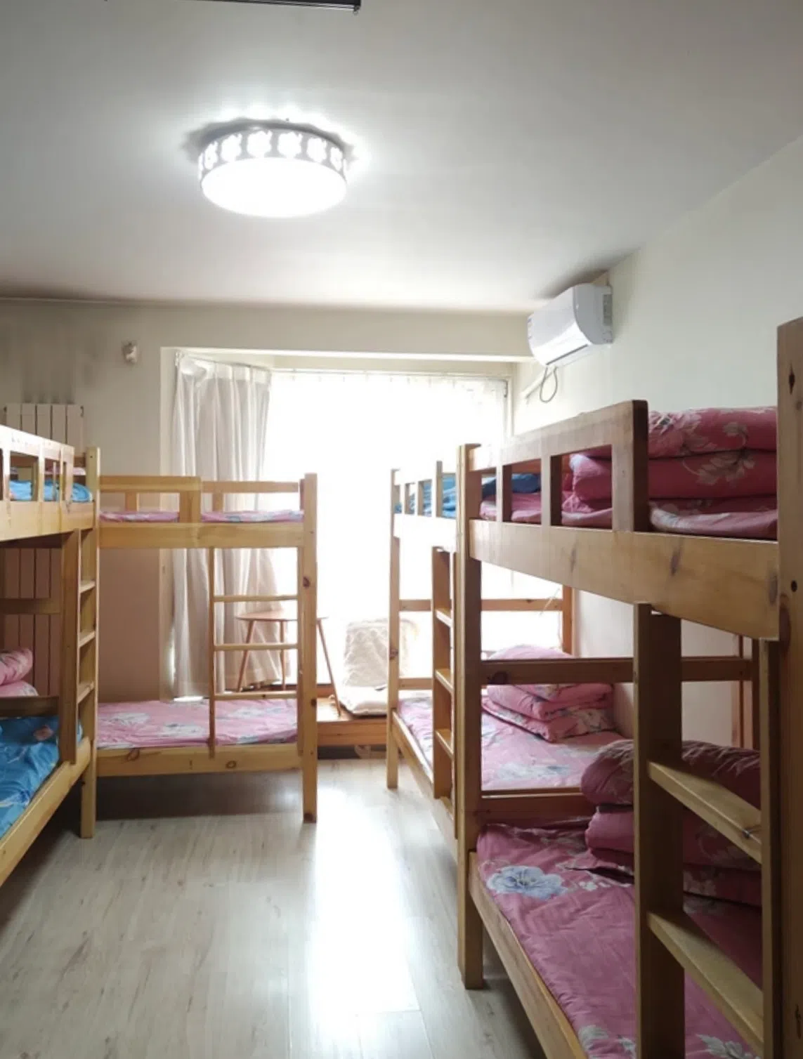 北京一家青年旅舍的图片，有上下床设计。这一类旅社通常比酒店更便宜，收费在一晚100元（18.6新元）以下，以吸引收入不高的年轻背包客。（互联网）