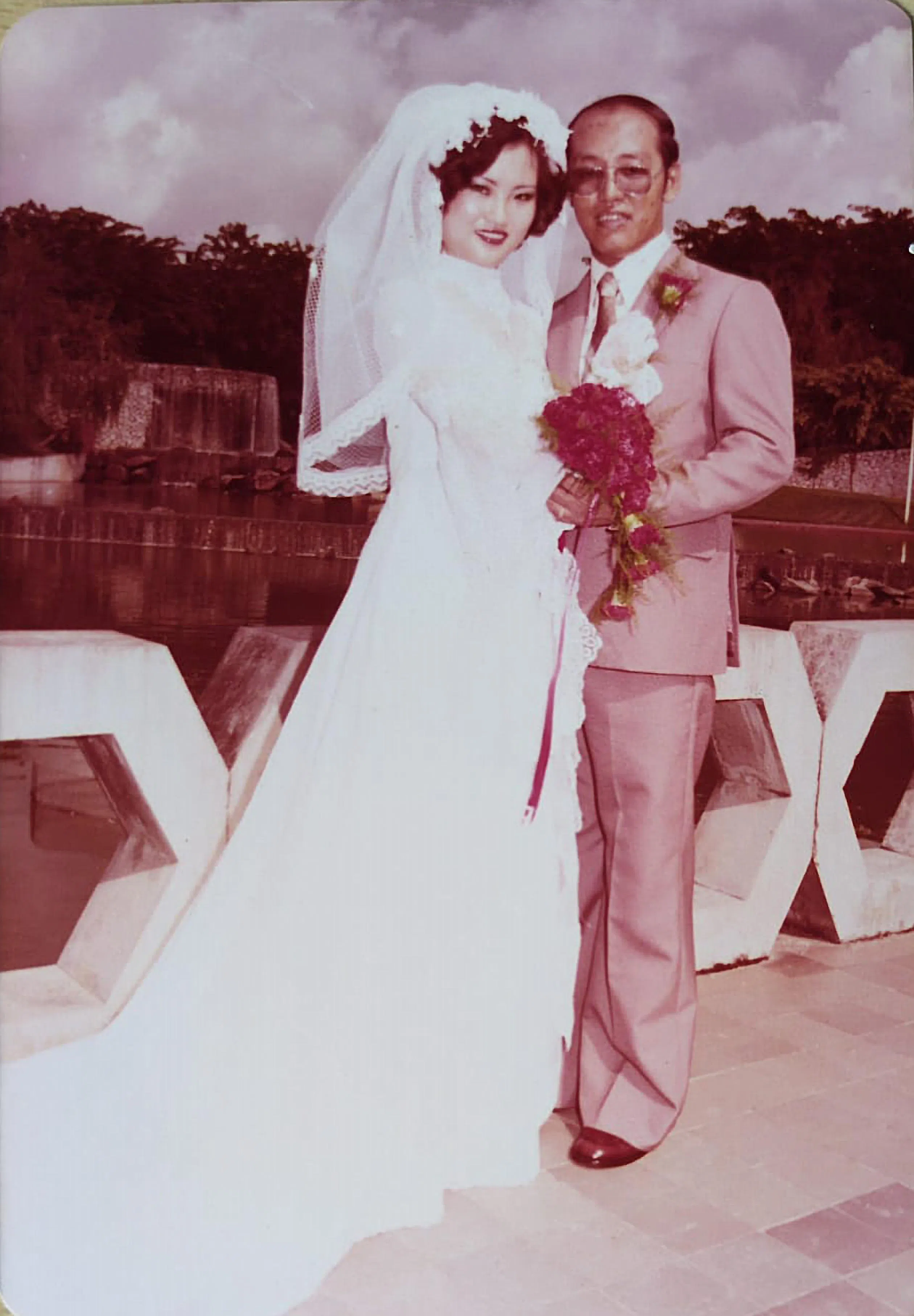 退休中医师李妙儒（左）与丈夫欧阳彦德，在1980年9月16日结婚当天，早上先到大巴窑市镇公园拍摄婚纱照，同天晚上再设宴请客。（受访者提供）