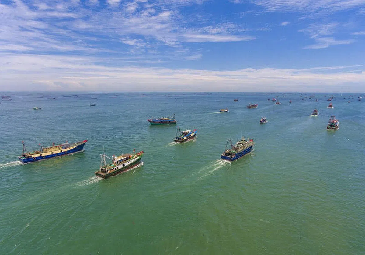 南中国海伏季休渔结束，海南临高新盈港渔船出海作业，图片摄于2021年8月16日。（中新社）