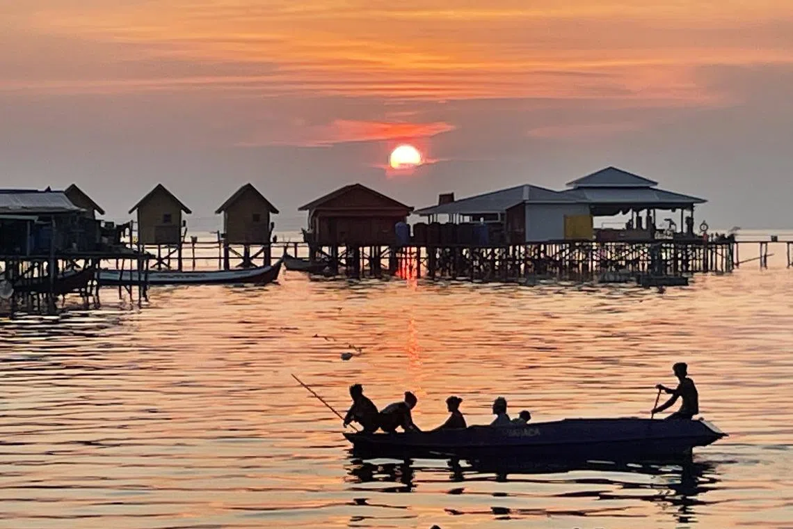 夕阳西下，照在度假村和水面，美艳绝伦。（李选楼摄）