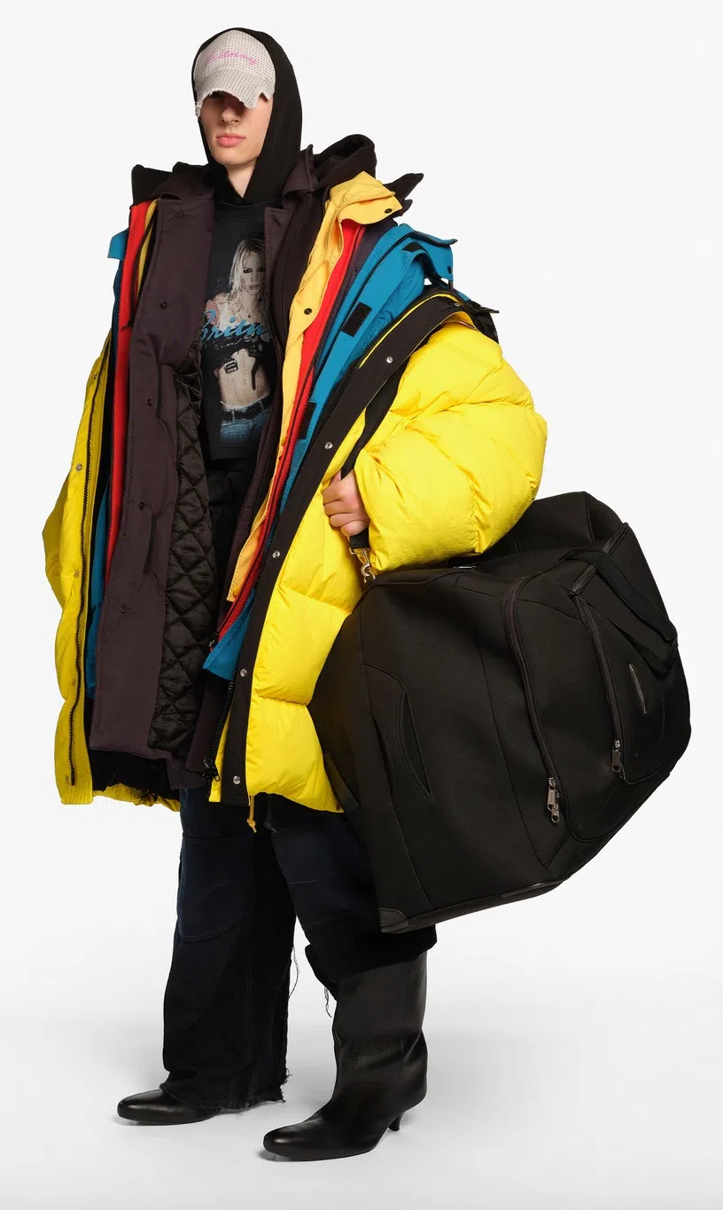 颠纳精选他过去10年在巴黎世家的设计，重组重构出2026年春夏成衣系列。（取自品牌网站）