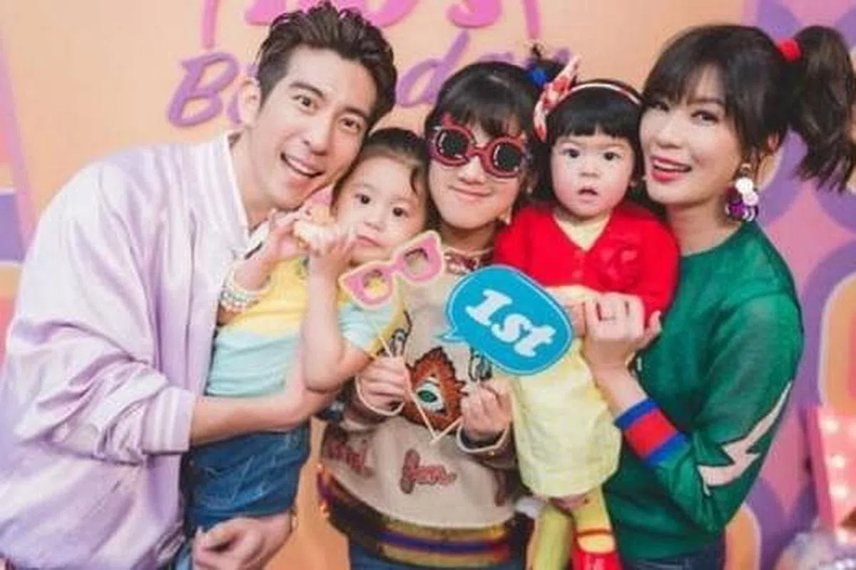 修杰楷对继女梧桐妹（中）视如己出。（互联网）