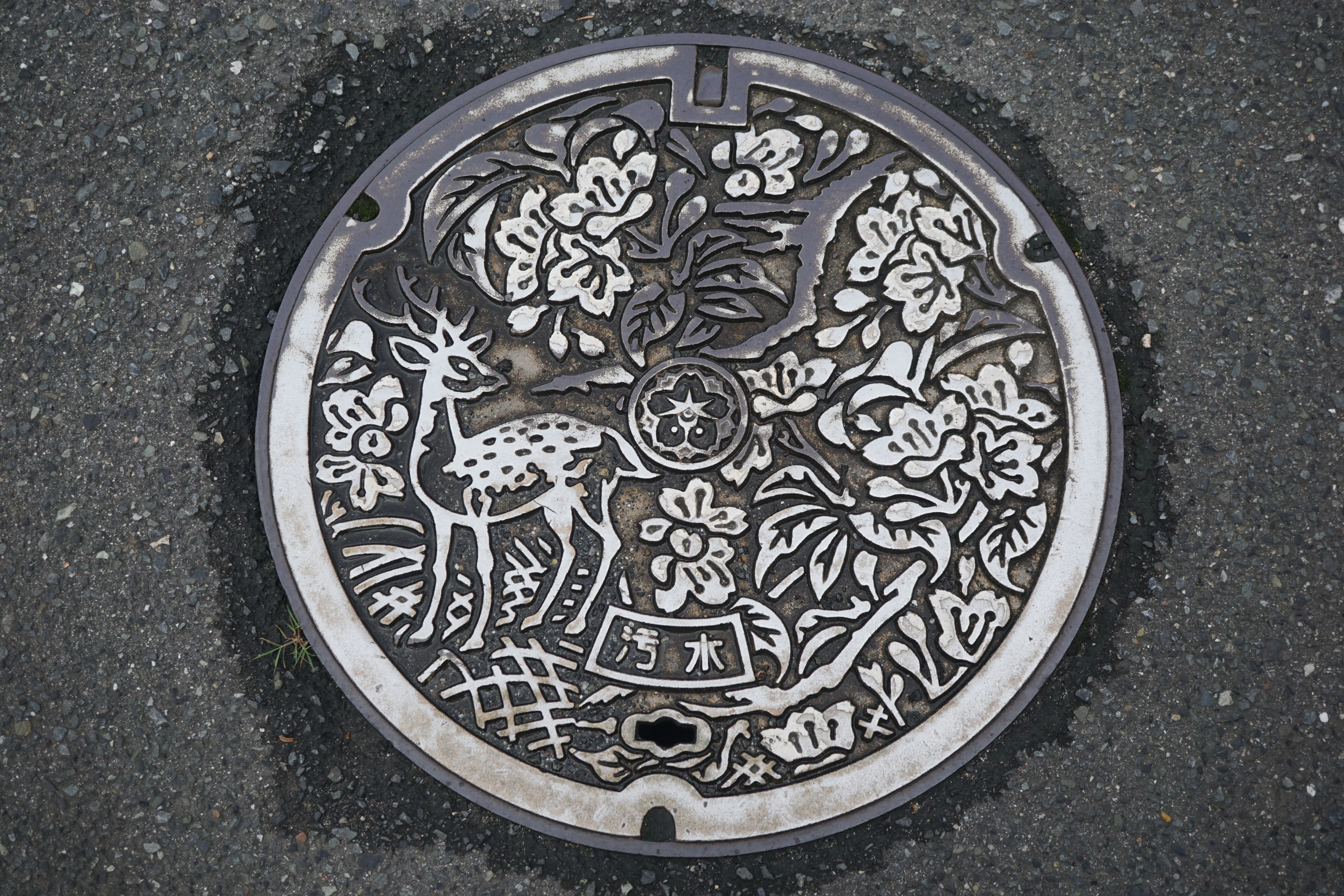 The intricately designed manhole covers are roadside works of art.（Photo: Ye Huanling）