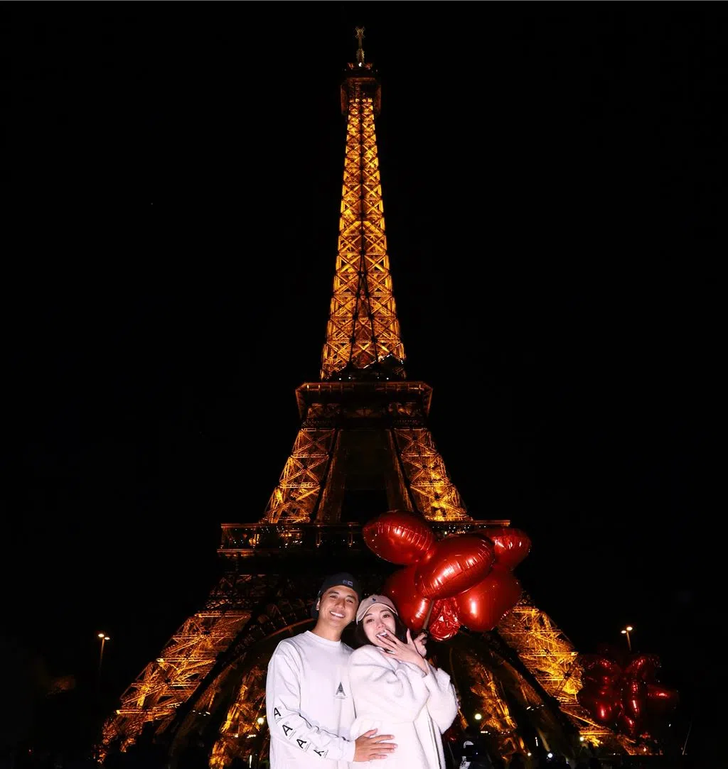 曾子余（左）在巴黎向女友求婚。（TVBS）