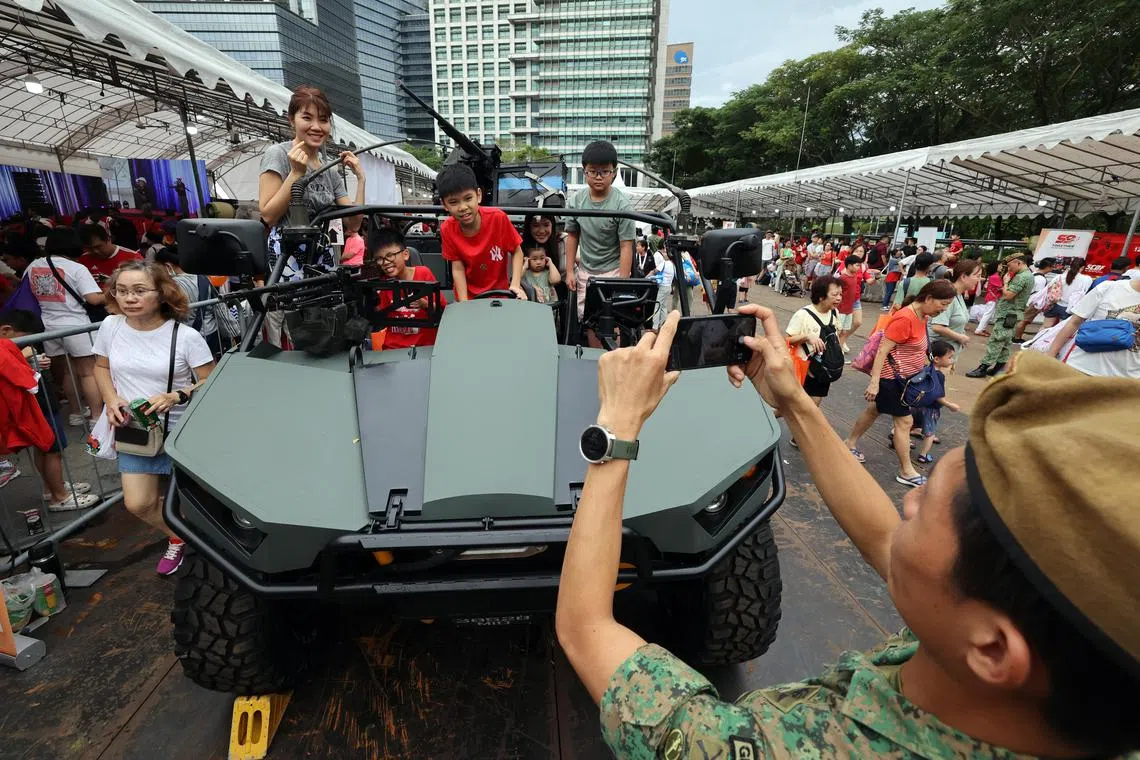 在波那维斯达活动现场最受欢迎的站点，就是新加坡武装部队、警察部队和民防部队的装备展示。成人和小孩顶着烈日排队，希望登上难得一见的装备拍照留念。（邝启聪摄）