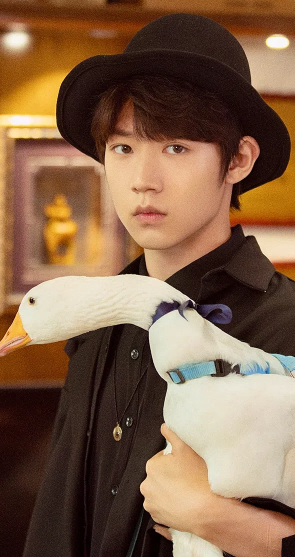 古怪装扮的庄研（吴俊霆饰）抱着一只鹅回家，还为这名“家庭新成员”取名“纪三鹅子”。（互联网）