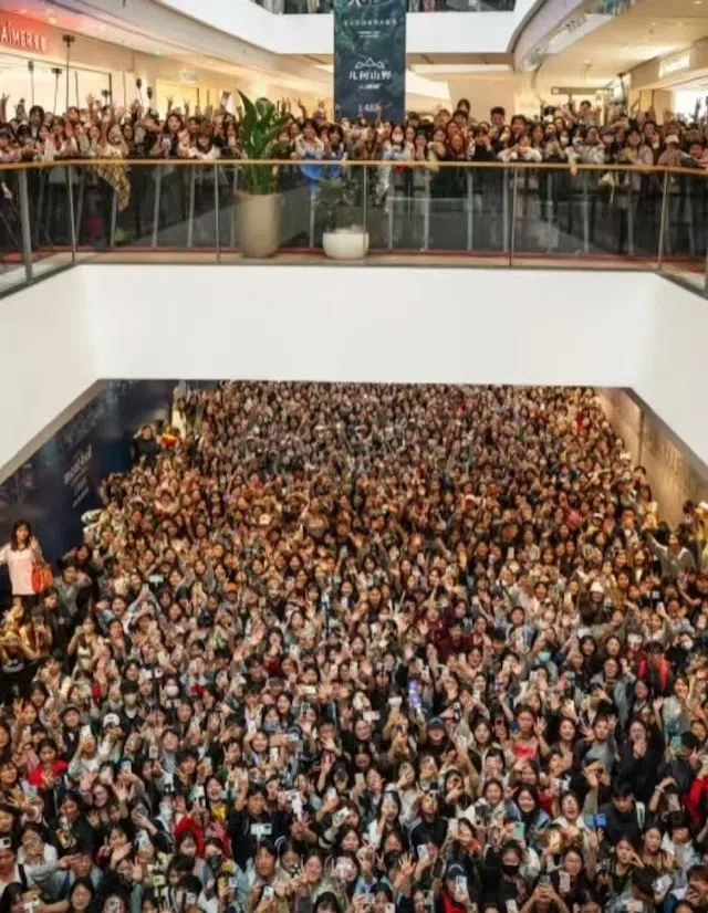 蔡徐坤出席活动的商场人山人海。（取自微博）