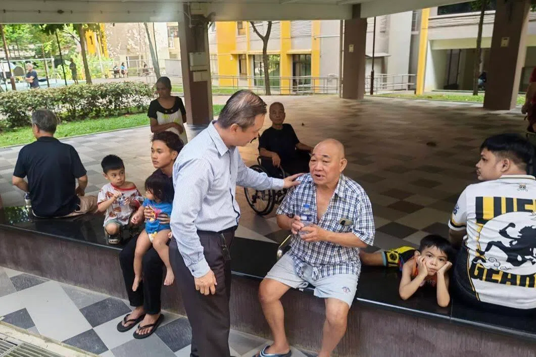 裕廊东—武吉巴督集选区议员李宏壮（左）到场慰问居民。