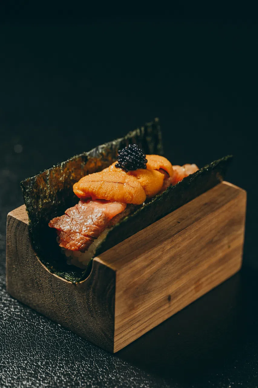 和牛海胆手卷采用北海道A级马粪海胆与和牛制作，配以鱼子酱装饰，精致又美味。（餐馆提供）