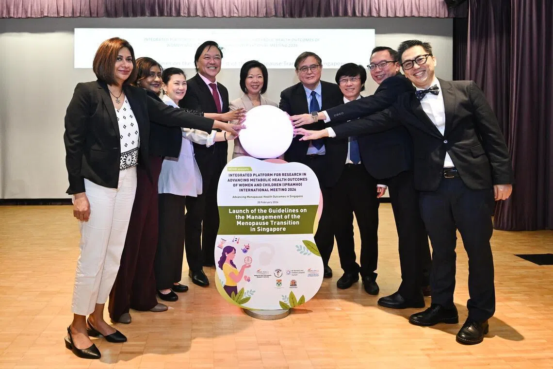 也是人民行动党妇女团主席的外交部兼内政部高级政务部长沈颖（中）星期五（2月20日）担任发布会主宾，为指南主持推介。（海峡时报）