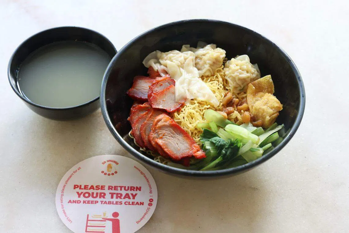 古早味加冷机场云吞面的招牌云吞面面条爽滑有韧性，并带蛋香。（唐家鸿摄）