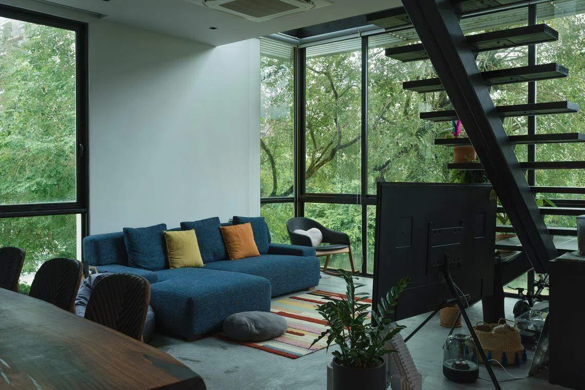 公寓的下层包括客厅、开放式概念厨房、书房、浴室和洗衣区等生活空间。（PI Architects提供）