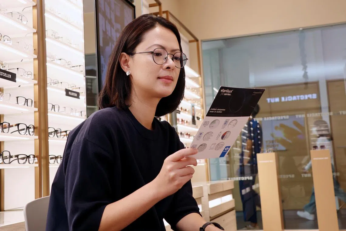 陈宝仪在验光师的建议下，配了一副兼具矫正近视和老花功能的渐进镜片眼镜，缓解了老花眼对生活带来的困扰。（梁麒麟摄）