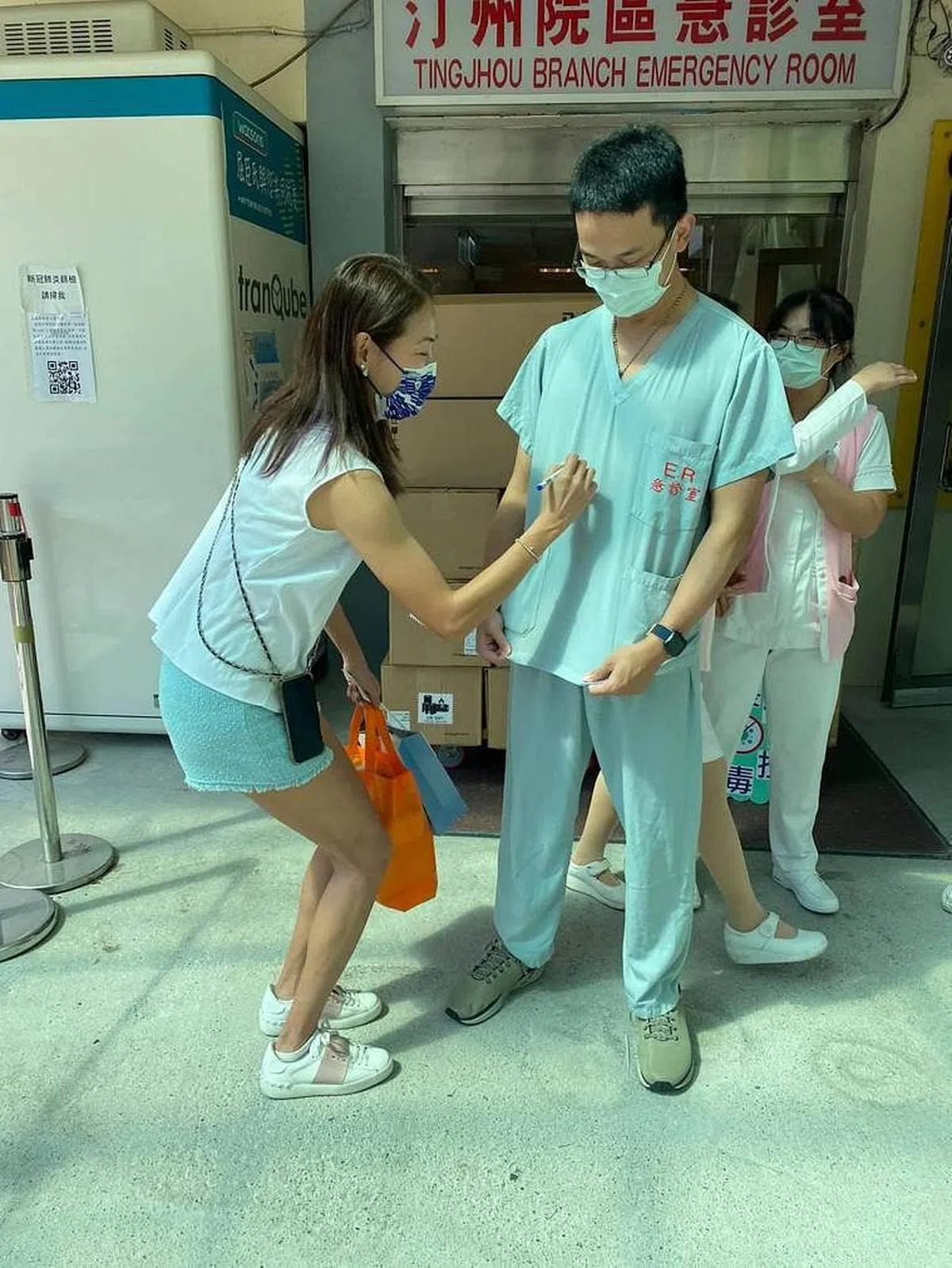 连急診室医生都请賈永婕（左）在他的工作服上簽名。（面簿）