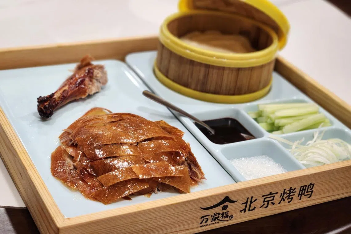 万家福的北京挂炉烤鸭皮脆肉嫩，面皮是自制的。（陈爱薇摄）