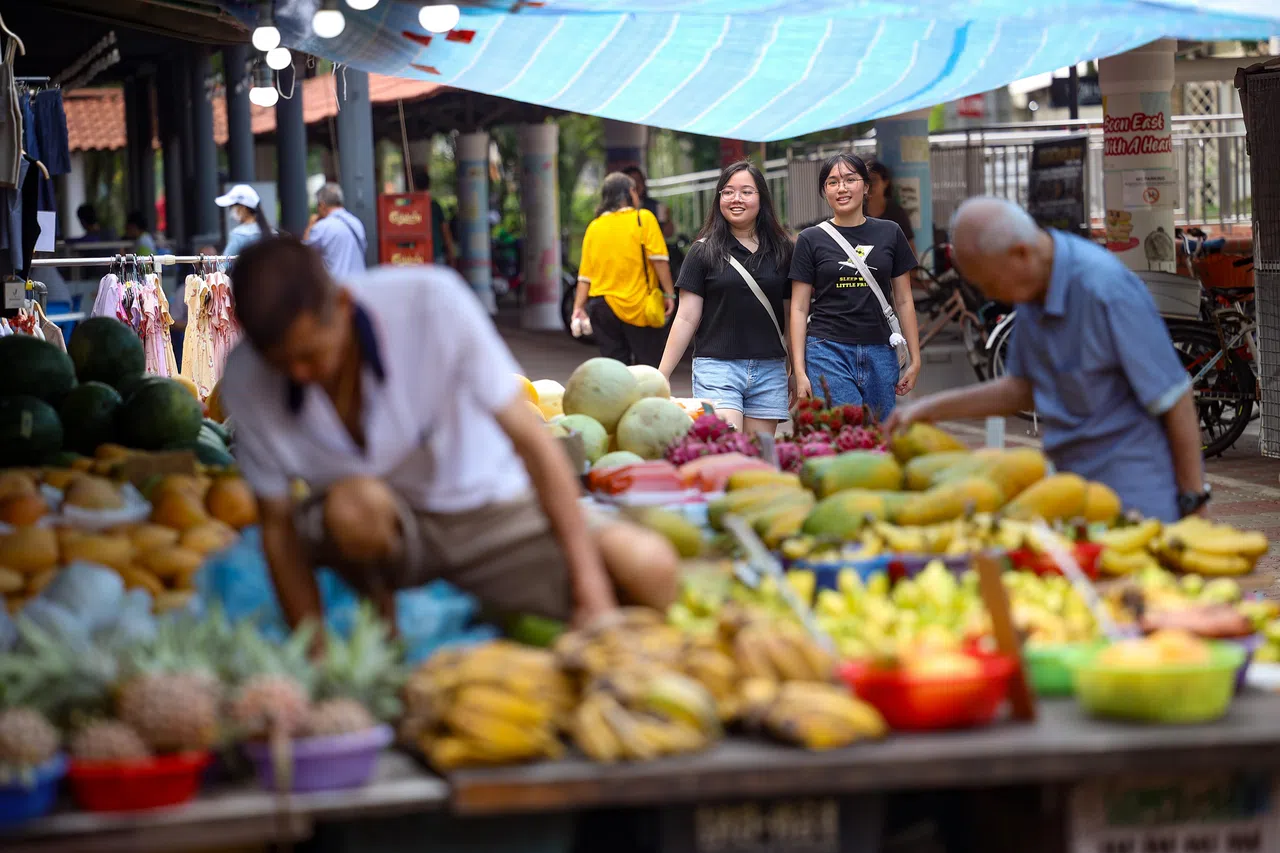 义顺22街294座巴刹是覃竖荑最熟悉的地方，她每周会和家人去购买蔬果。（关俊威摄）