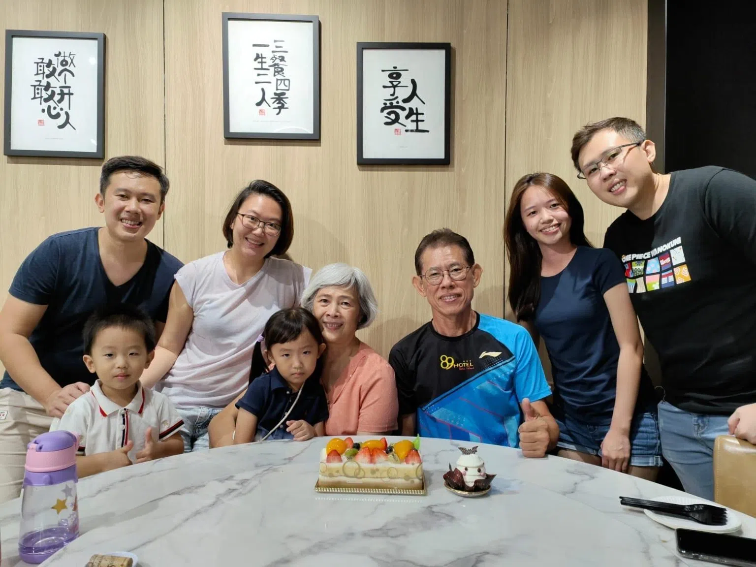 林捷（后排左二）的家婆（后排左三）生前与家人的合照。（受访者提供）