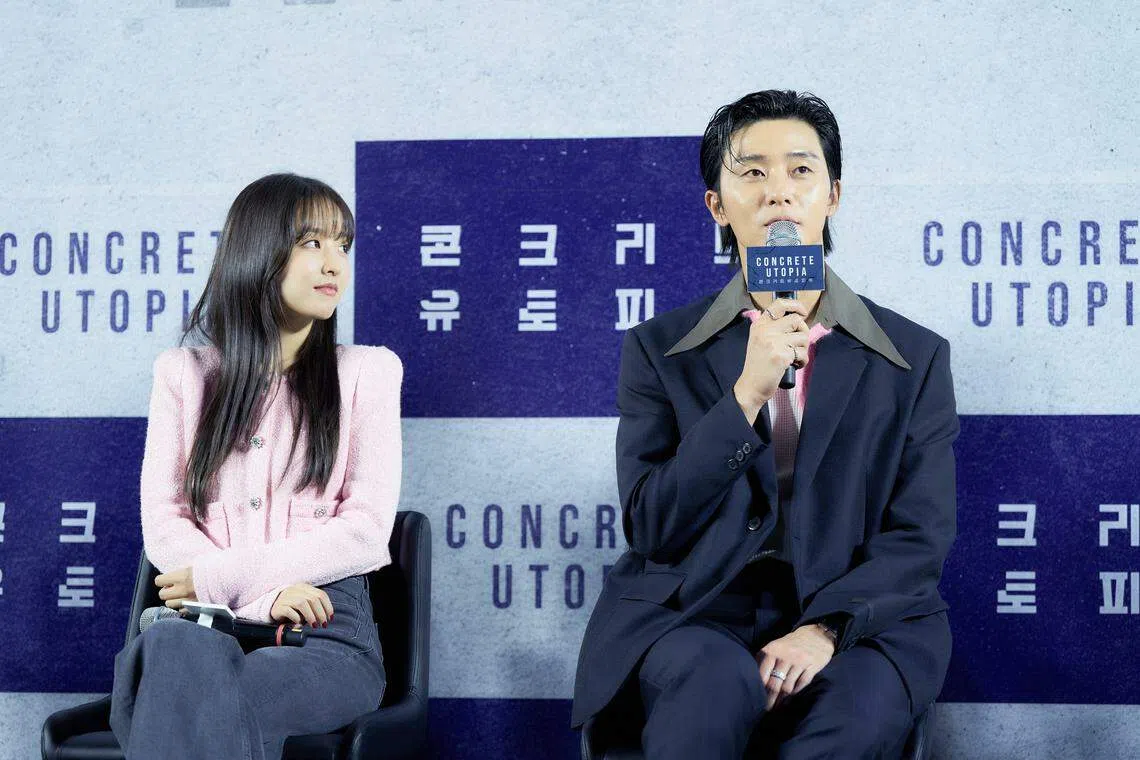 朴叙俊和朴宝英片中饰演夫妻，默契从戏里延伸到戏外，出席记者会的服饰都有粉红元素。（嘉华院线提供）