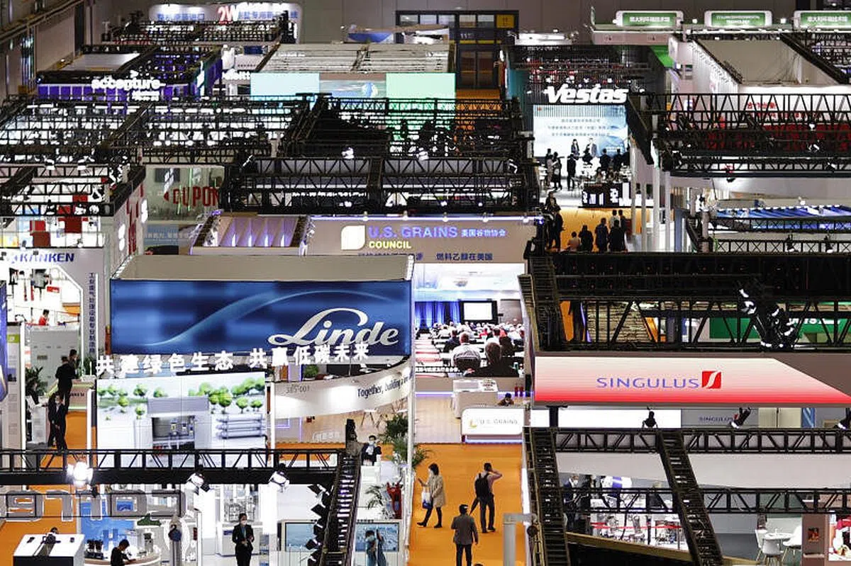 参观者在进博会技术装备展区参观。（中新社）