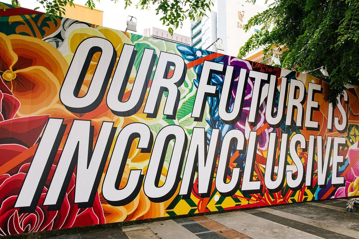罗心晖位于奎因街的“Our Future is In（con）clusive”壁画邀请公众用贴纸贴在“CON”字母上，一同创造更包容性的未来。