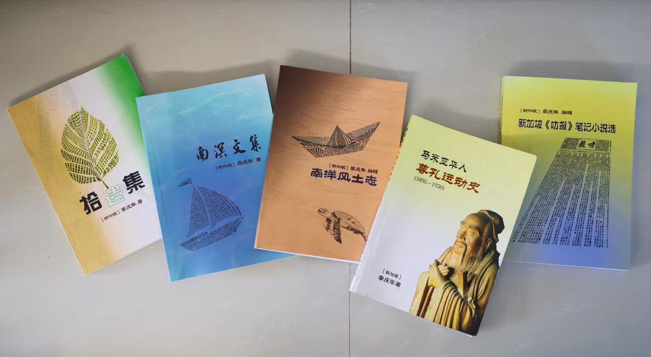 李庆年编著五本书，搜集与整理本地早期文史资料。（林明顺摄）