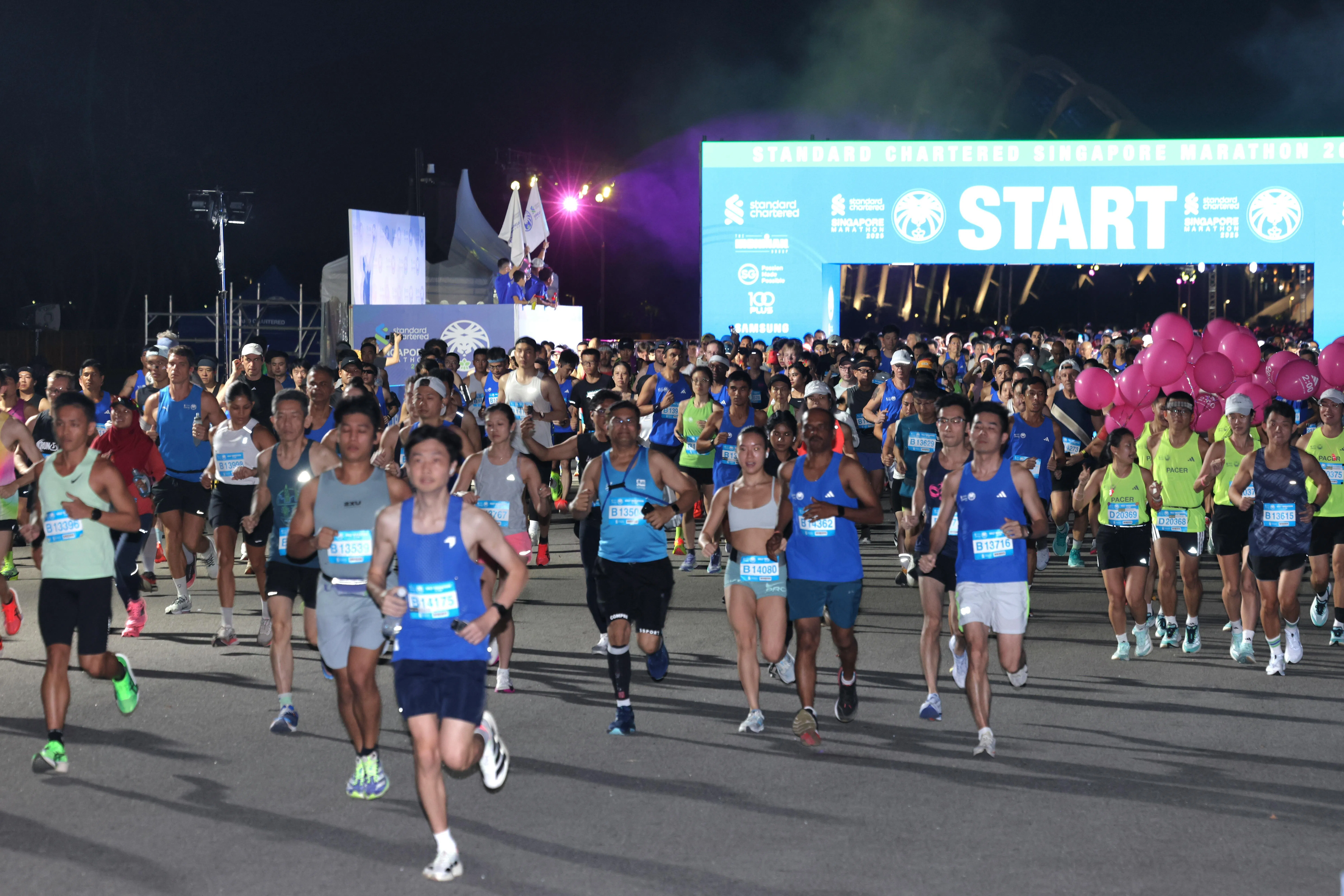 众多马拉松参赛者在凌晨4时30分前后，从F1维修大楼出发，迈向国家美术馆的终点线。（梁麒麟摄）