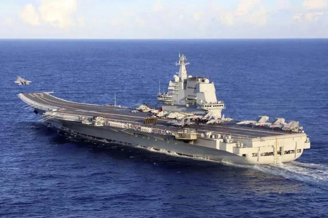 中国海军微信公众号星期二（6月10日）发布海军航母编队在西太平洋海域开展训练的照片，图为航母山东舰放飞舰载战斗机。（中国海军微信公众号）