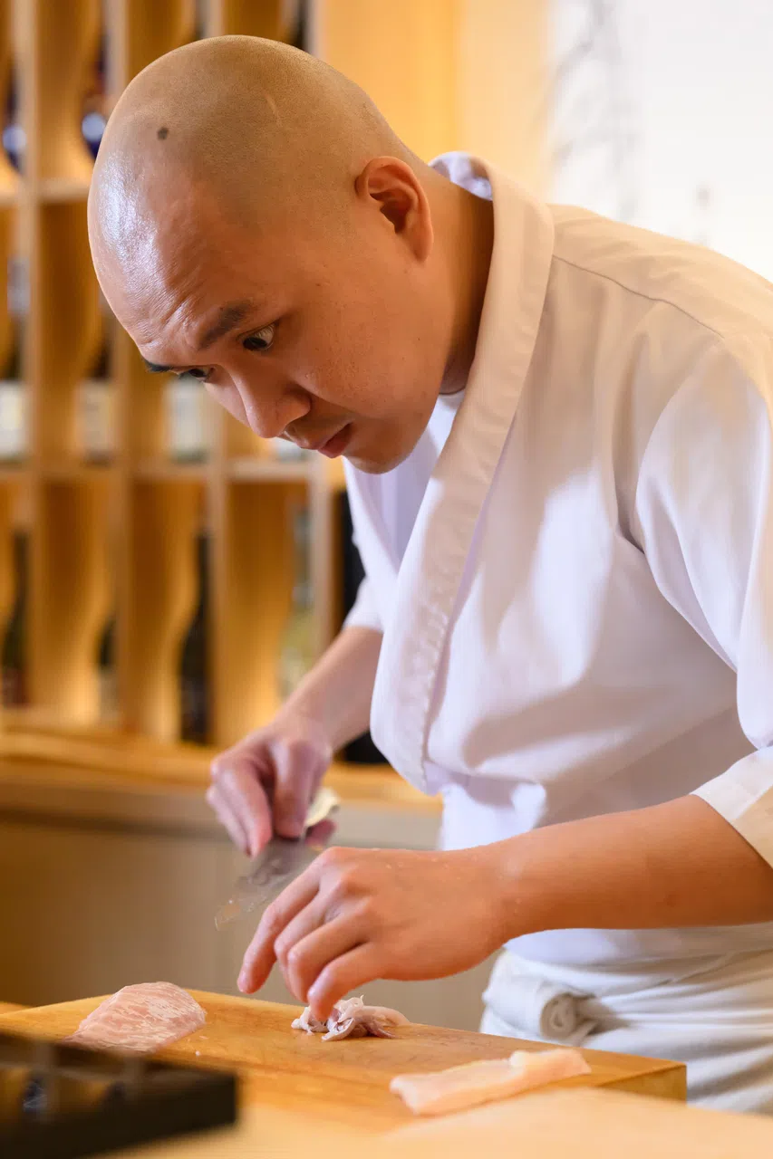 餐馆主厨姚顺贤以传统江户前技艺为基础，结合现代熟成技术，呈现出春季海鲜的极致风味。（餐馆提供）