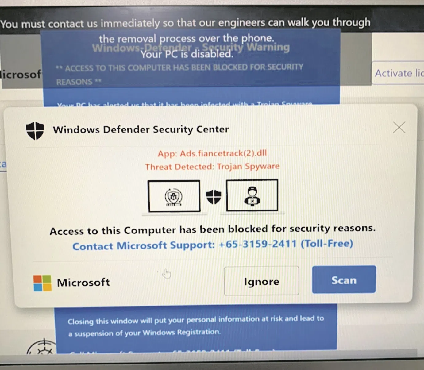 虚假的弹窗警告示例。它会显示受害者的电脑已被入侵，并提示受害者拨打“支援热线”。（图/新加坡警察部队提供）