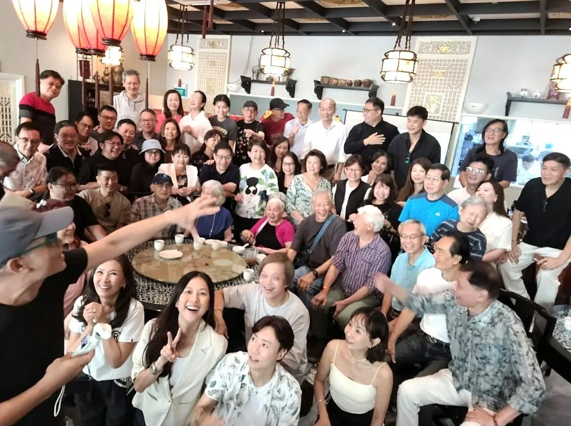 由汤妙玲（前排左）与洪国锐、黄瀞仪和邱国皓筹办的中秋聚会，今年已迈入第十个年头。（受访者提供）