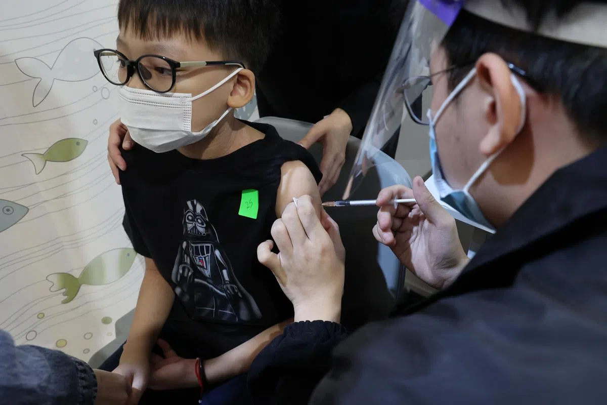 为五岁至11岁孩童注射疫苗，是提高我国抗疫韧性的重要一步。（唐家鸿摄于2021年12月27日）