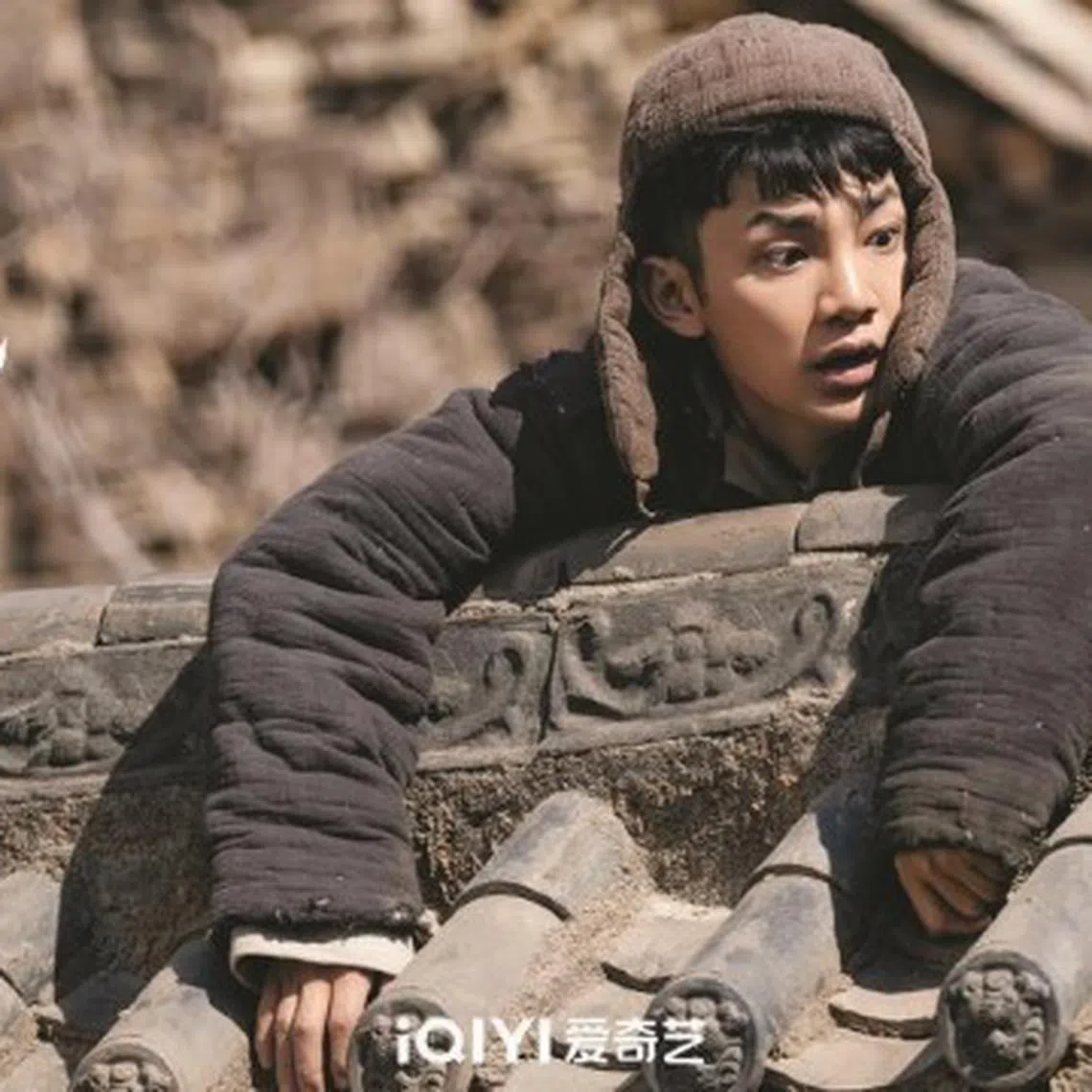 蒋龙扮演傻傻憨憨的狗剩，生动自然。（互联网）