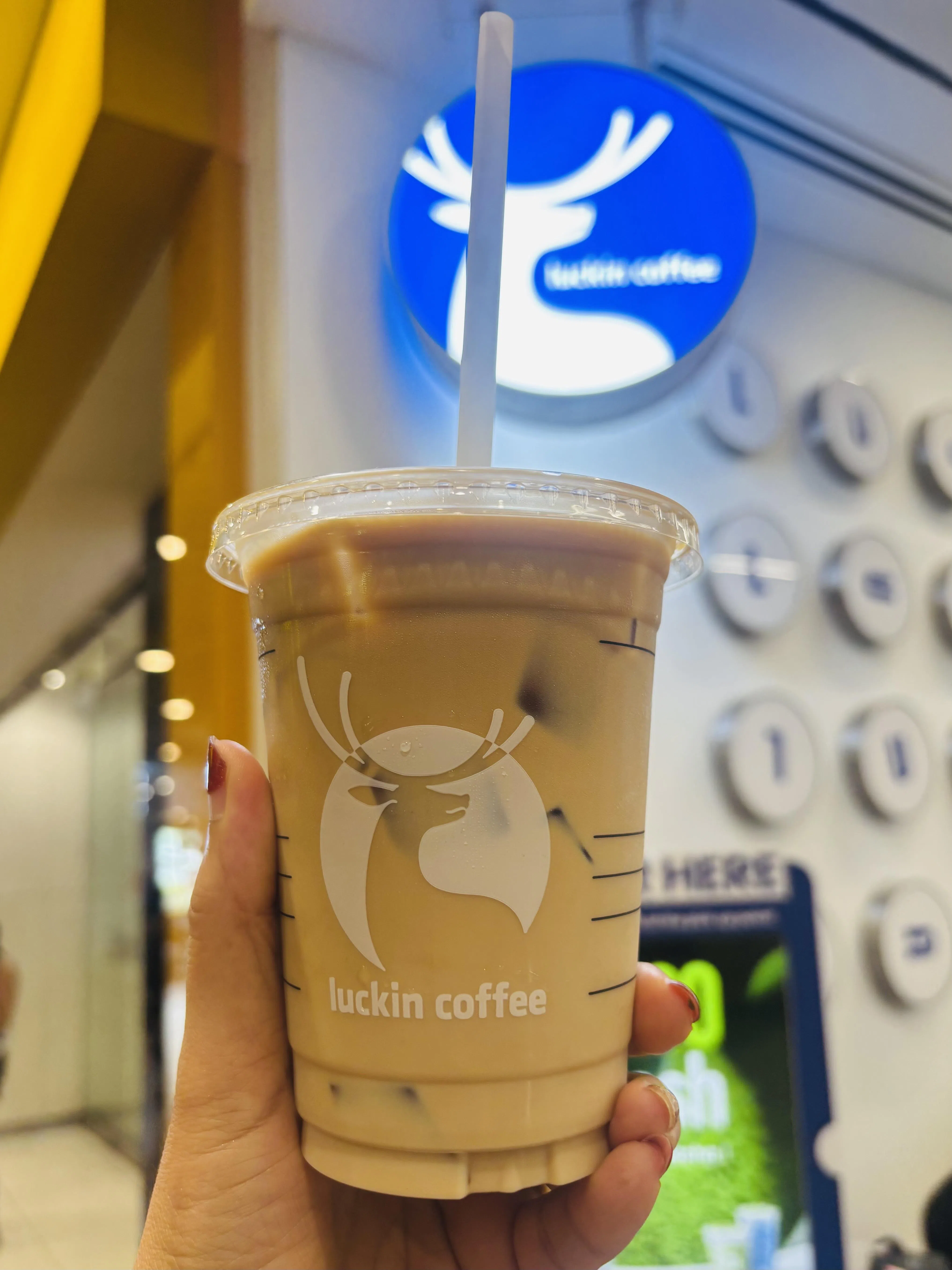 根据瑞幸咖啡2025年财务业绩，该公司在2025年全年大概售出约41亿杯咖啡。（李可爱摄）