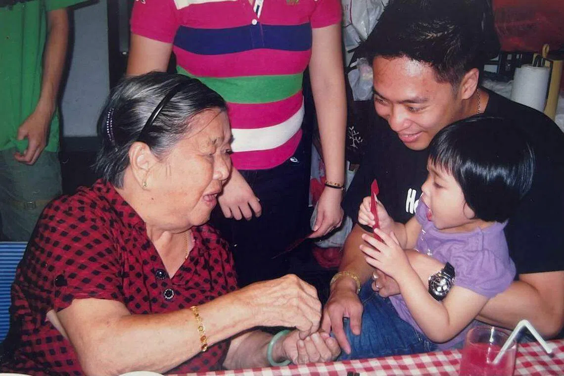 戴文雪的已故母亲（左）当年分派红包给孙辈的情景。（受访者提供）