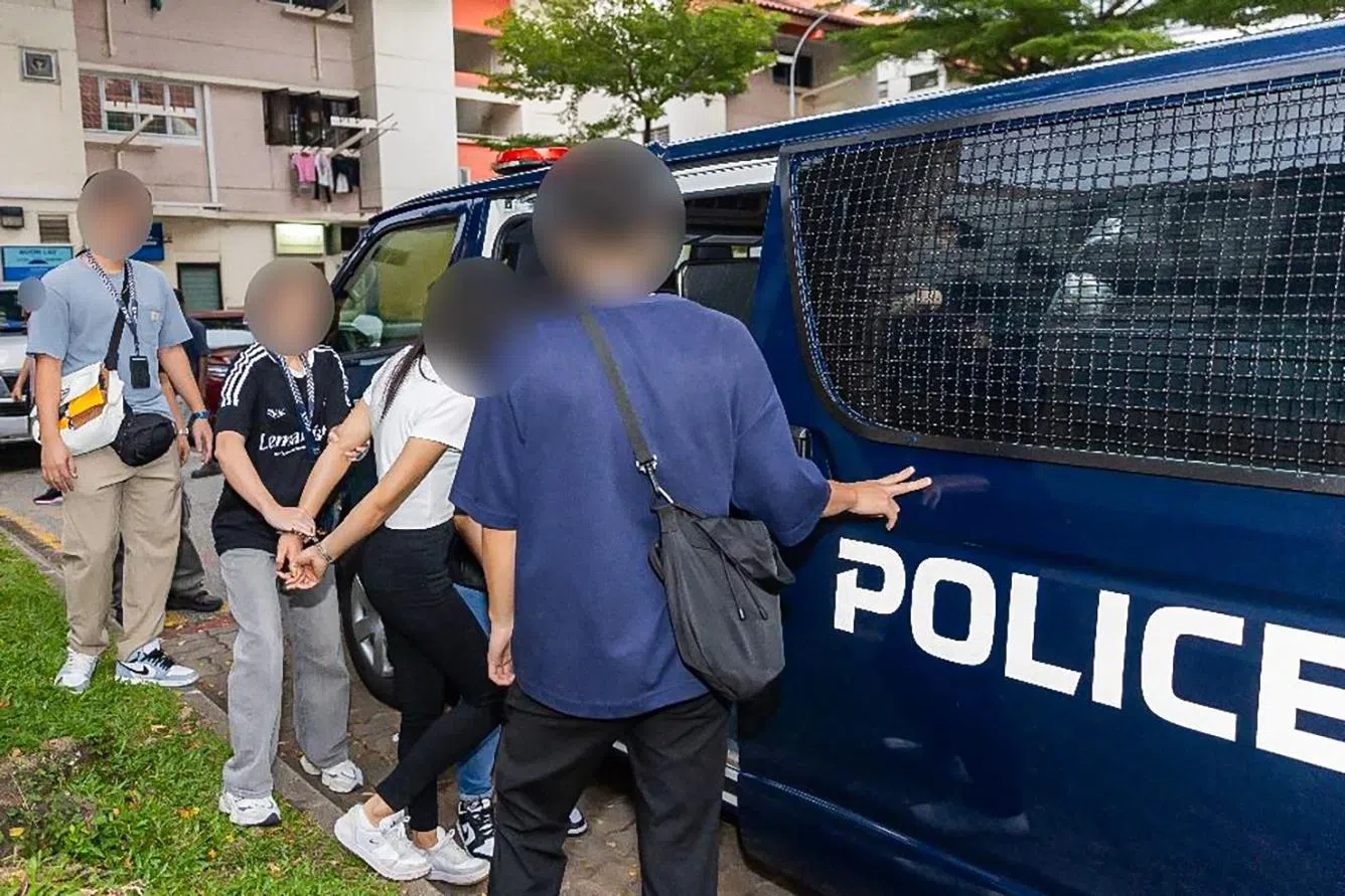 警方逮捕涉嫌卖淫的女子。（新加坡警察部队提供）