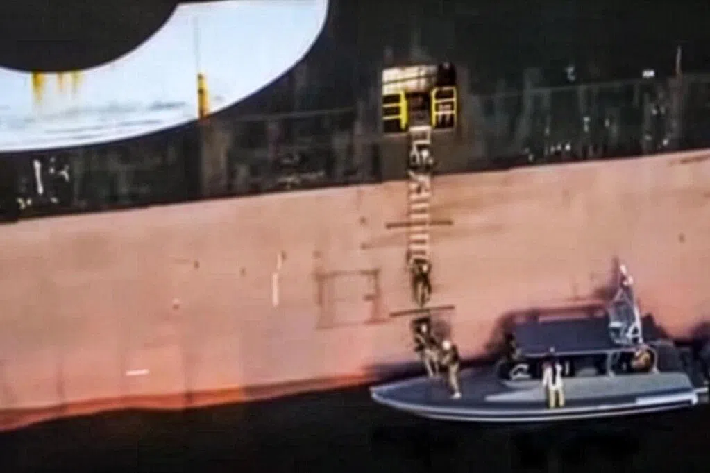 霍尔木兹海峡封锁战加剧 伊朗首次扣押商船 美称完全控制海峡