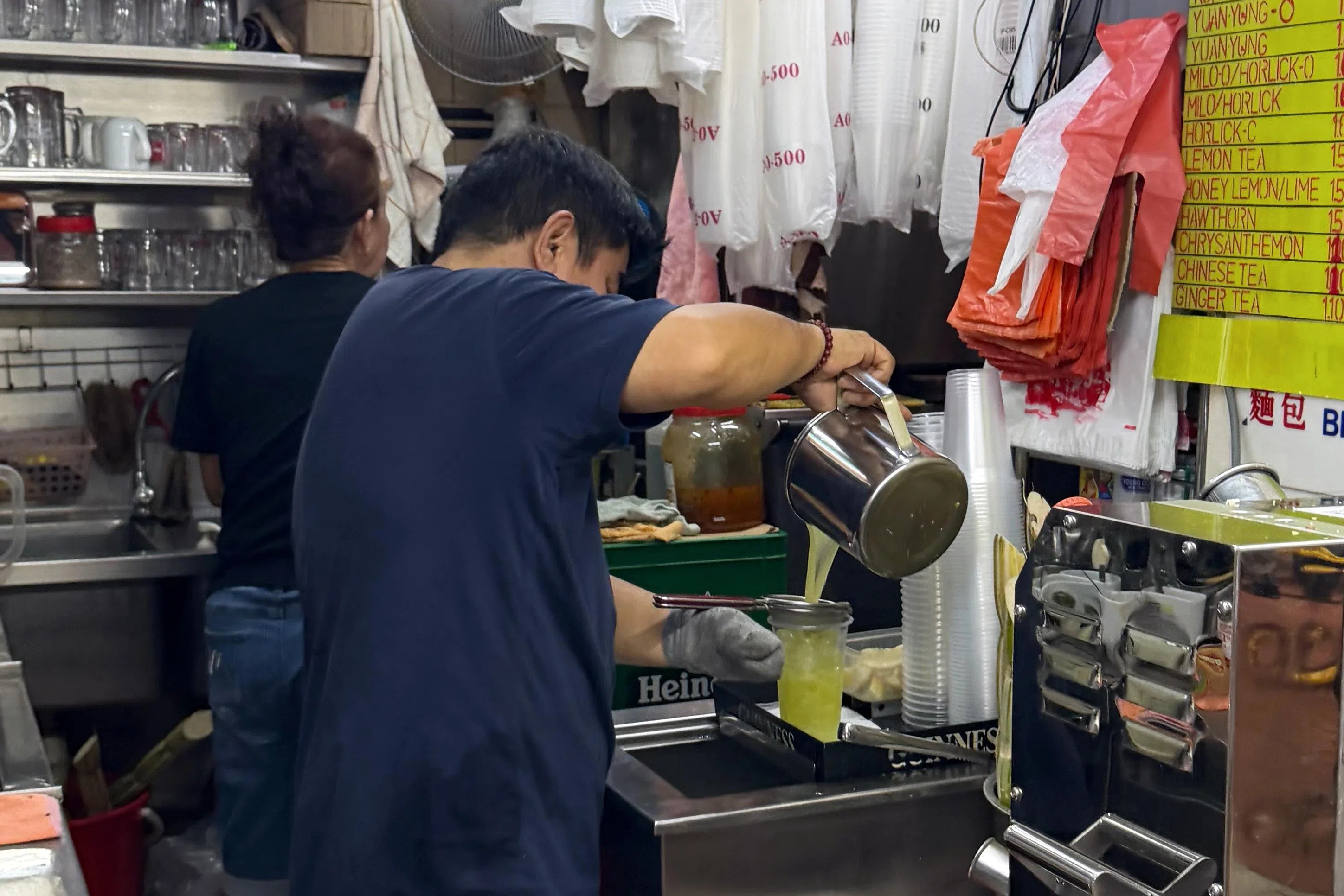 现年52岁的他坦言，曾经很在意他人的目光，但“现在我不去想这么多，人家怎么想是人家的事，如果在意这些，自己会比较辛苦”。（黄宇璇摄）