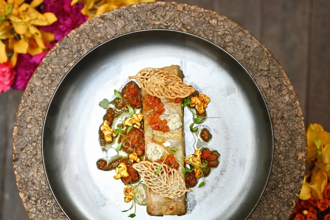 油封茄子千层饼口感软嫩，搭配焦糖爆米花和酸豆橄榄蛋黄酱，口感有对比但不突兀，颇具巧思。（餐馆提供）