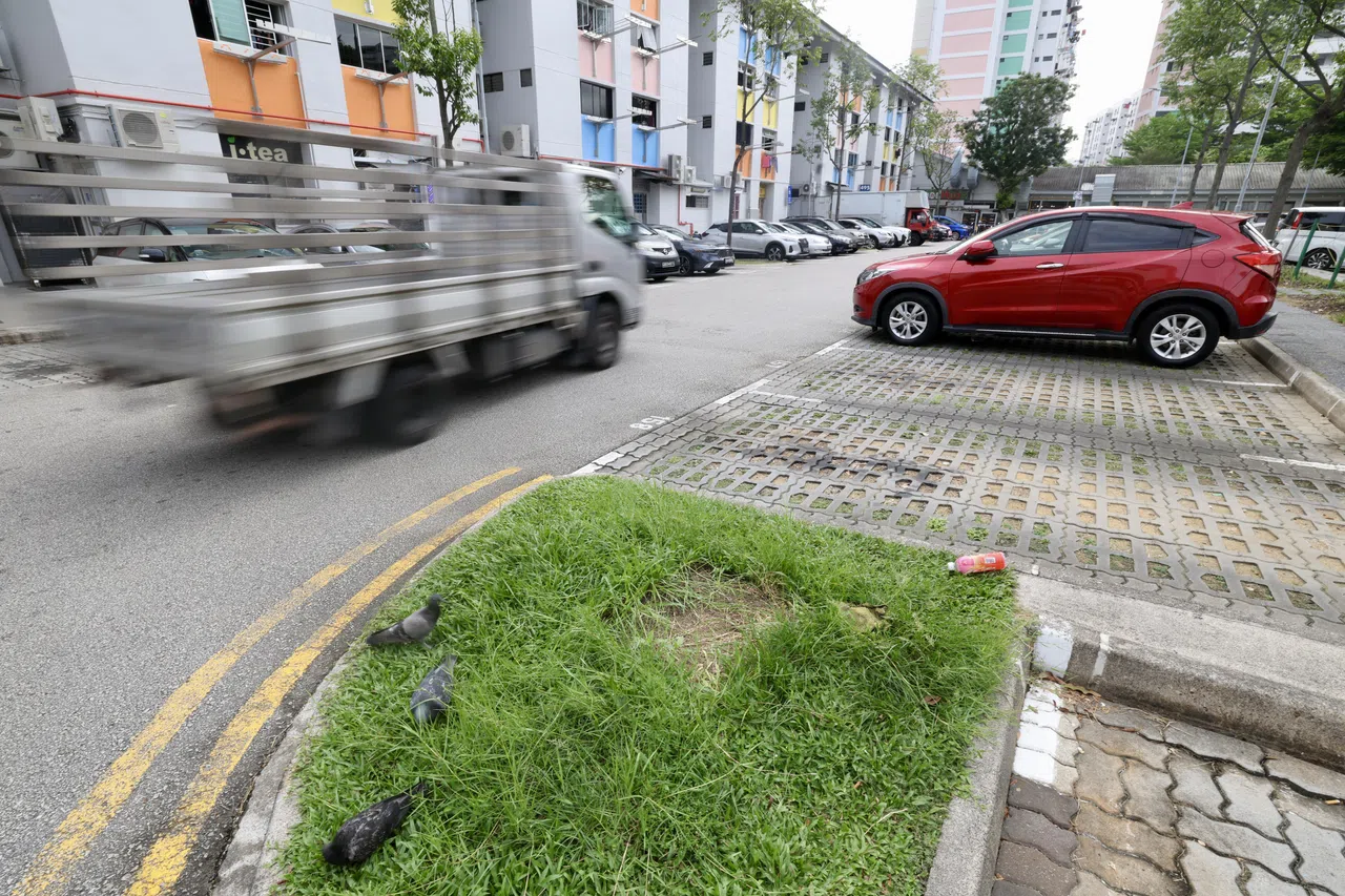 裕廊西41街第495座露天停车场的“数码岗哨”完成任务后，已于6月5日日移除，草坪上仍可看见设备设立时的痕迹。（陈斌勤摄）