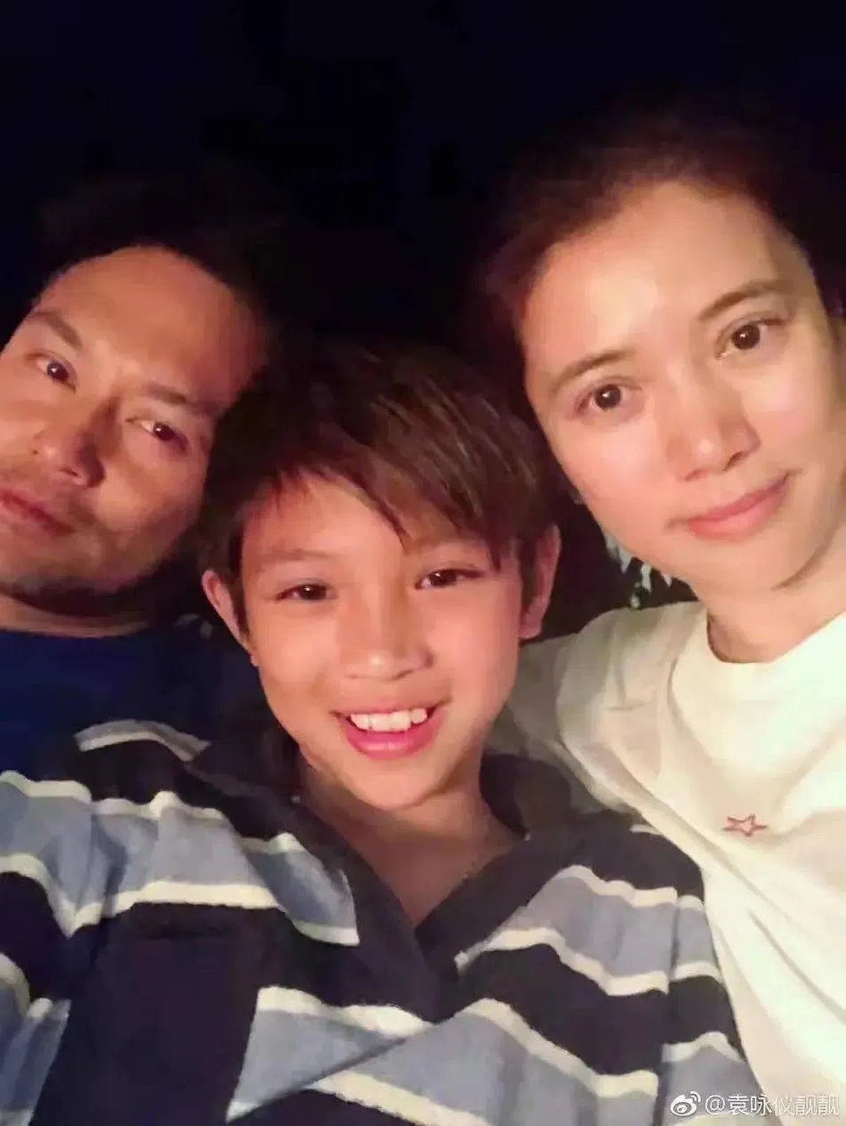 张智霖、袁咏仪及儿子张慕童一家3口。（互联网）