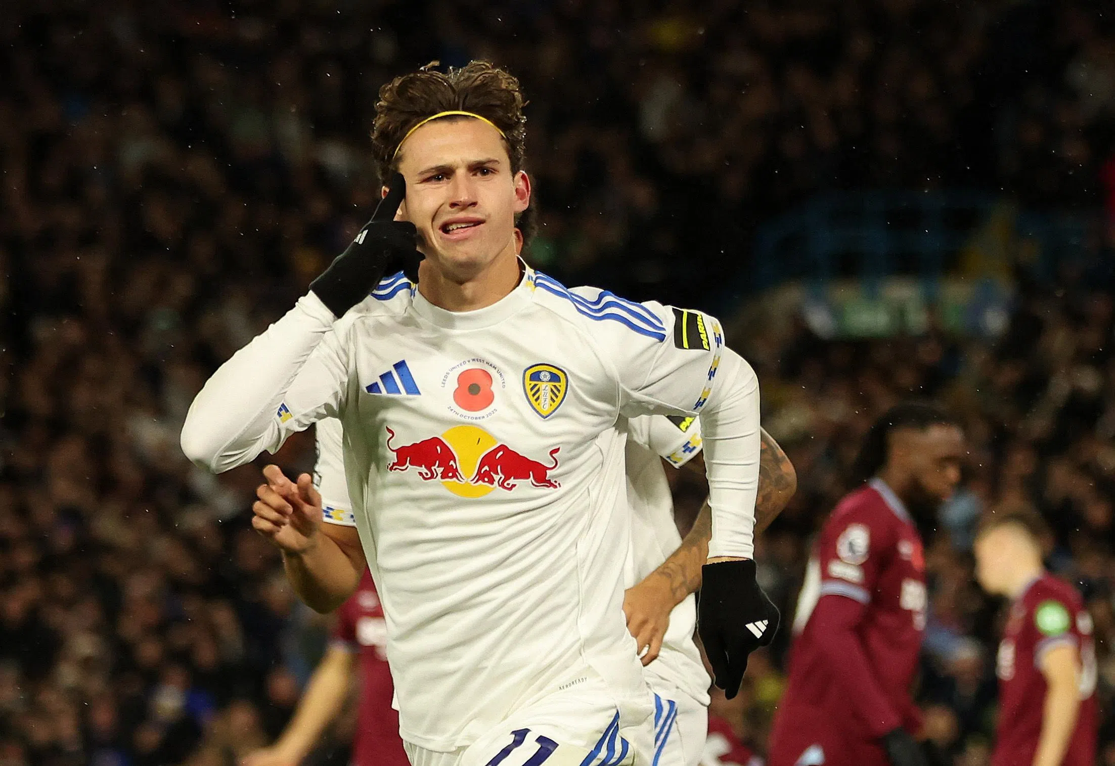 利兹翼锋阿伦森第三分钟就攻破了西哈姆龙门。（路透社）