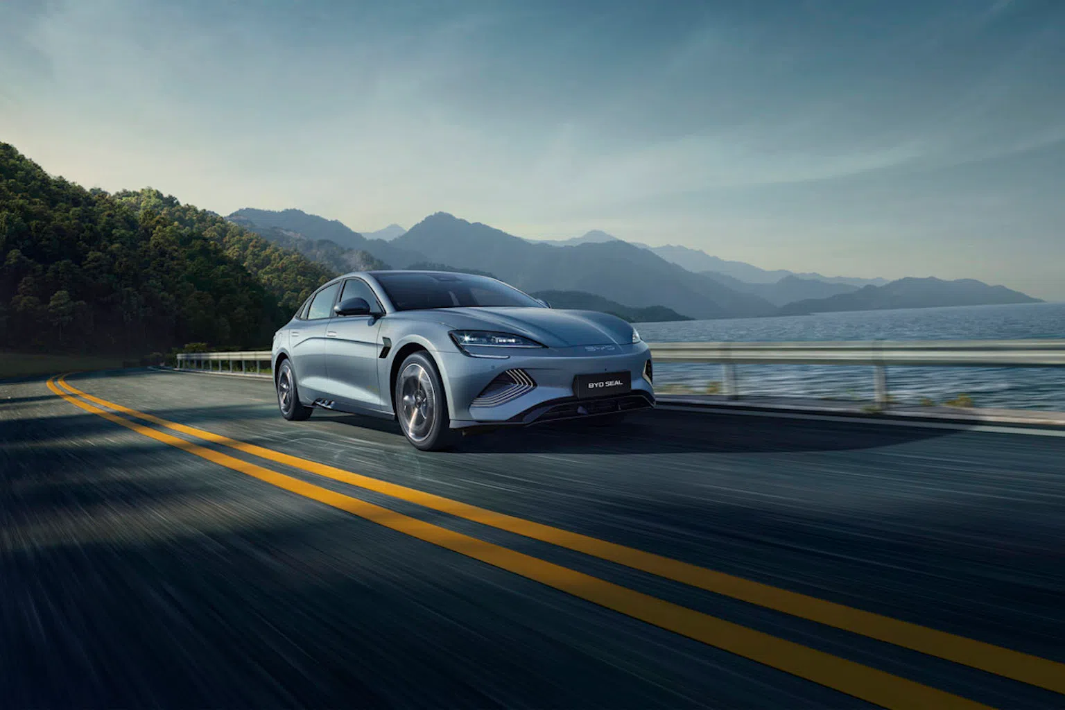 获奖的比亚迪Seal凭借其独特的“X”型车头设计和迷人的双U形LED车头灯，在道路上格外引人注目，同时乘客还能享受到采用最新技术打造的内饰。（图/BYD提供）