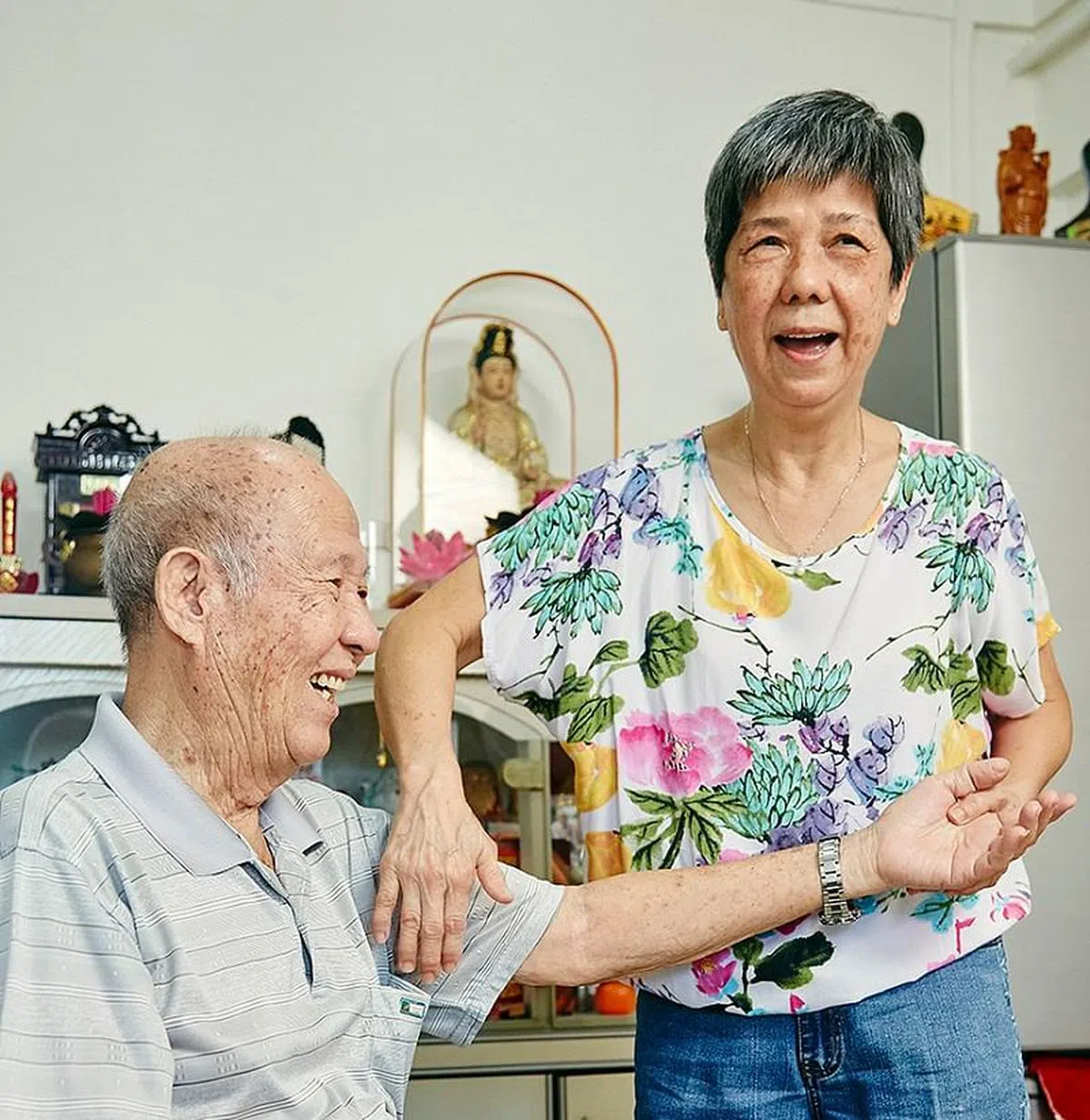 林平治和丈夫张长寿学了中医推拿后，互相帮对方按压穴位，其乐融融。（图／报业控股）